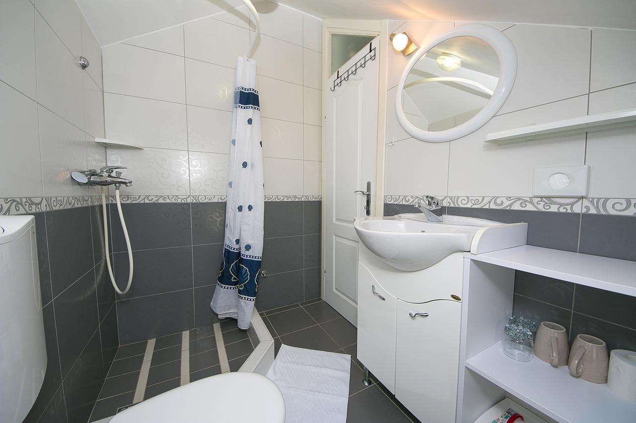 Apartman Sanda 2 *